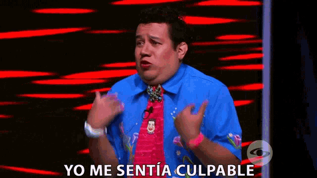 a man wearing a blue shirt and a pink tie says yo me sentia culpable