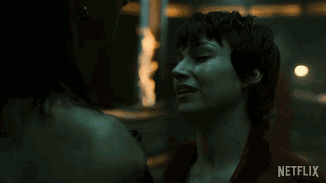 a netflix ad shows a woman kissing another woman and the words el amor se acaba
