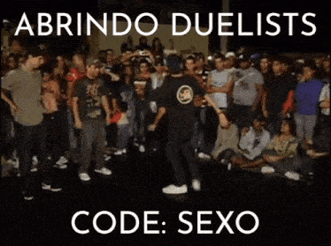 a man is dancing in front of a crowd with the words abrindo duelists code sexo