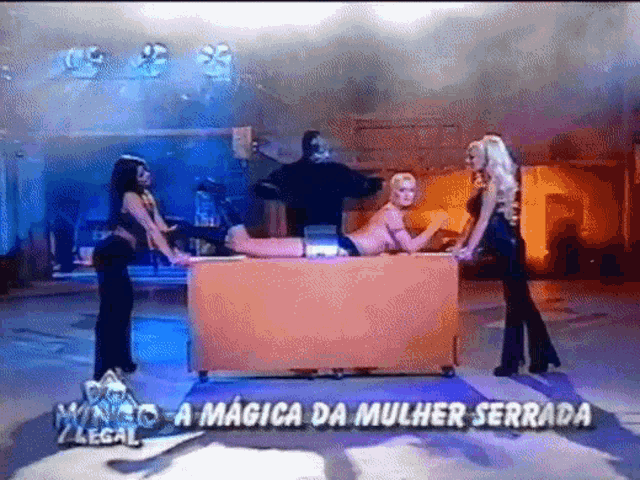 a group of women standing around a table that says a magica da mulher serrada on it