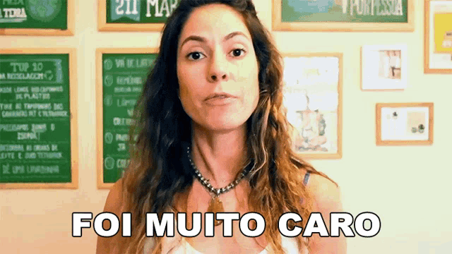 a woman says foi muito caro in front of a wall