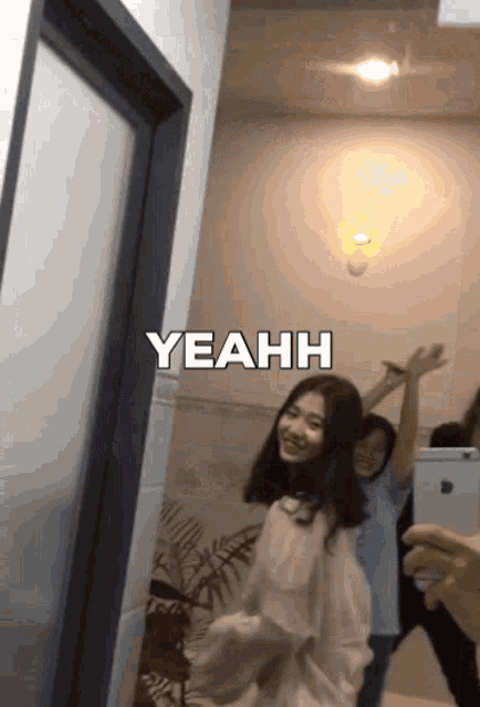 Phammy Duyen Bidien Mirror Selfie GIF - Phammy Duyen Bidien Mirror Selfie Dancing GIFs