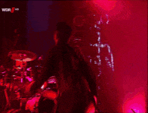 a man playing a guitar on a stage with wdr hd on the bottom right