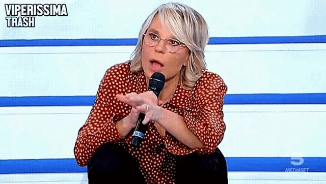 a woman speaking into a microphone with the words viperissima trash written above her