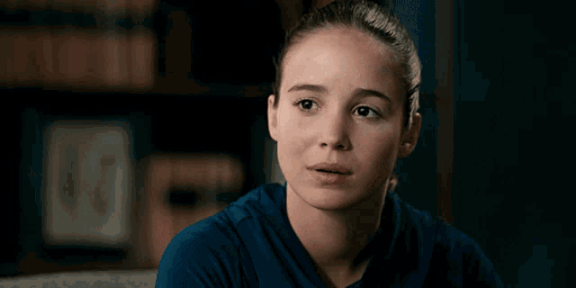 a woman in a blue shirt with the word lesbisch written on the bottom