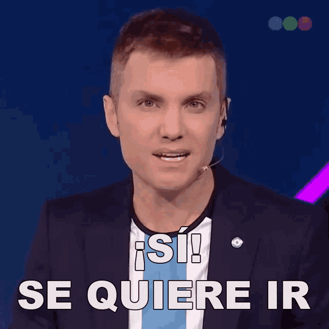 a man wearing a blue and white shirt with the words se quiere ir on the bottom