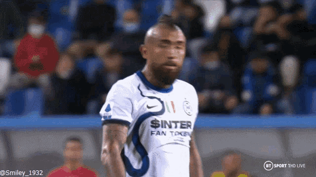 a soccer player wearing a shirt that says ' sinter fan token '