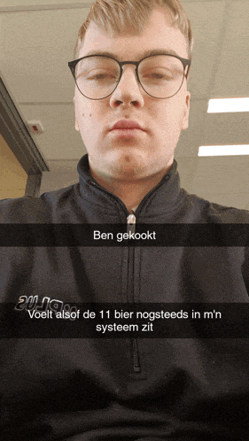 a man wearing glasses and a black jacket has a snap that says ben gekookt