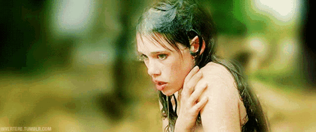 a girl with wet hair is standing in a field with a blurred background and the words divertere.tumblr.com on the bottom right