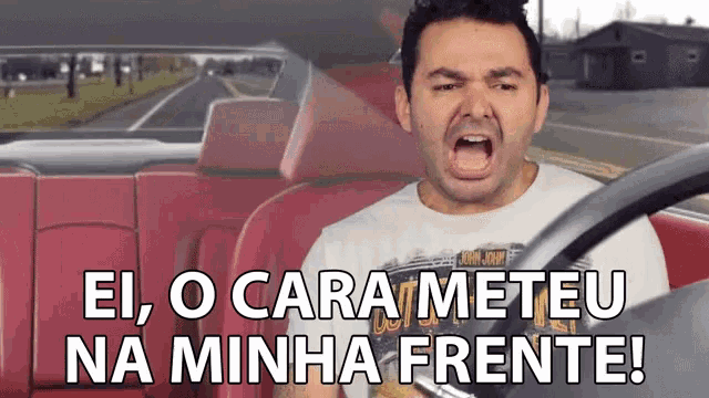 a man is driving a car with the words ei o carameteu na minha frente