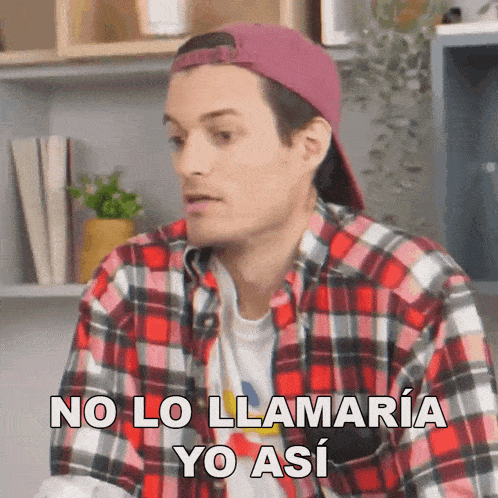 a man wearing a plaid shirt and a pink hat is saying no lo llamaria yo así