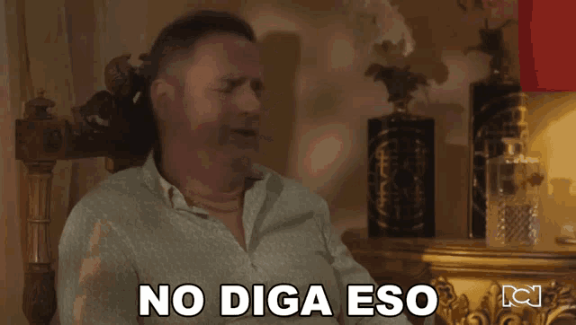 a man sitting in a chair with the words no diga eso written below him