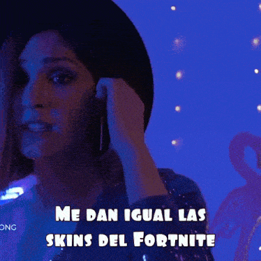 a woman singing into a microphone with the words me dan igual las skins del fortnite above her