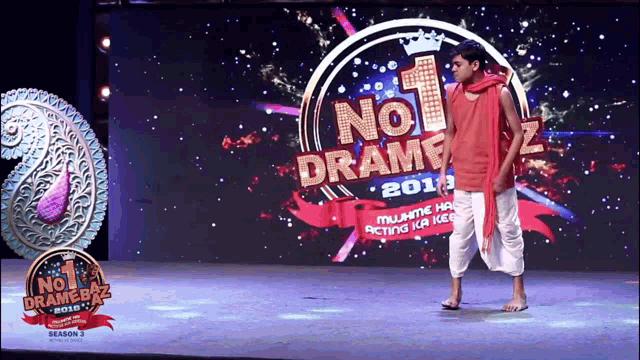a man is dancing in front of a screen that says no 1 drame 2013