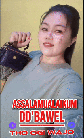 a woman holding a purse with the words assalamualaikum dd bawel tho ogi waj