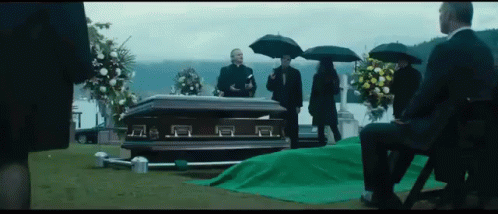 Este Muerto Está Muy Vivo GIF - Deadpool Funeral Velorio GIFs
