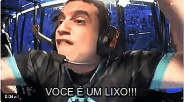 a man wearing headphones and a microphone says " voce e um lixo !!! "