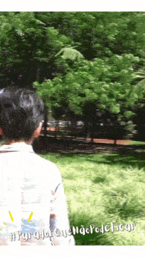a blurry picture of a person in a park with the hashtag #paradoquenaopodeficar on the bottom