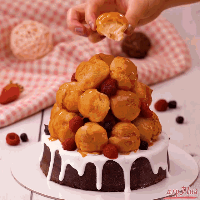 a cake that has the word easyplus on it