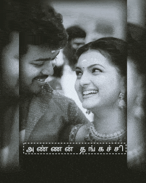 a man and a woman are smiling in a black and white photo with a caption in a foreign language