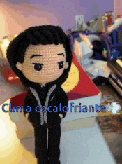 a crocheted doll with the name clima escalofriante written on the bottom