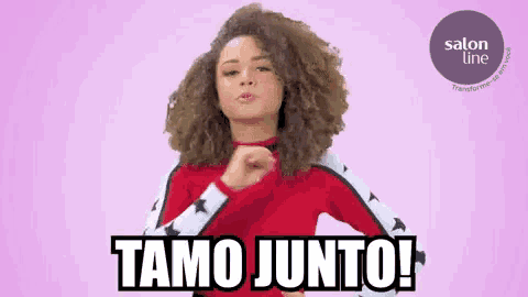 a woman with curly hair says " tamo junto " in front of a salon line logo
