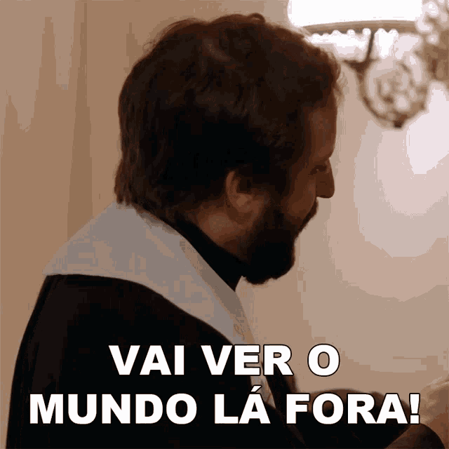 a man with a beard says vai ver o mundo la fora on a screen