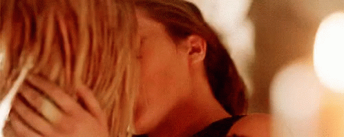 Lesbian Kiss GIF - Lesbian Kiss Clexa GIFs