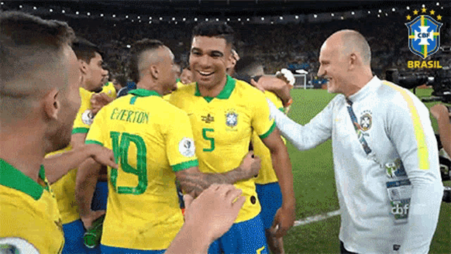 Me Abrace Brazil National Football Team GIF - Me Abrace Brazil National Football Team Conseguimos GIFs