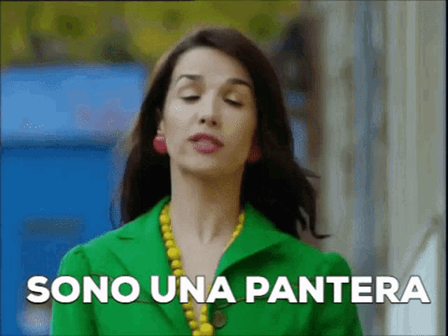 a woman in a green jacket and yellow necklace says sono una pantera .