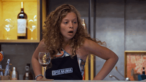 a woman wearing an apron that says copos na inha on it