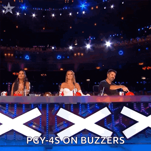 a group of people sitting at a table in front of a sign that says " pgy-4s on buzzers "