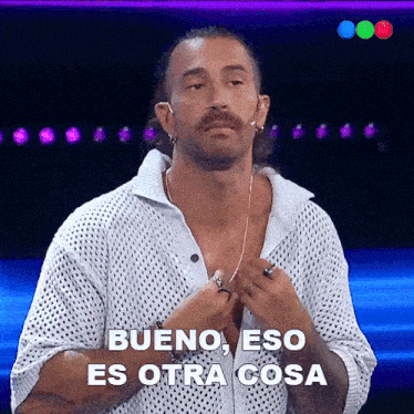 a man in a white shirt says bueno eso es otra cosa in spanish
