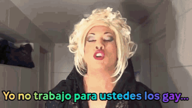 a woman in a wig says yo no trabajo para ustedes los gay in spanish