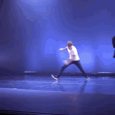 Chris Courtney Dance GIF - Chris Courtney Dance Chicago Dance Crash GIFs