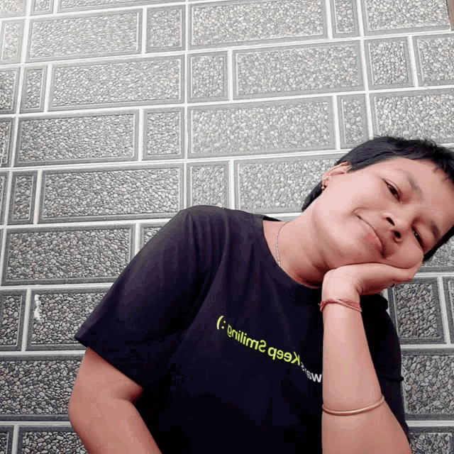 a person wearing a black shirt that says smilim2q99 on it