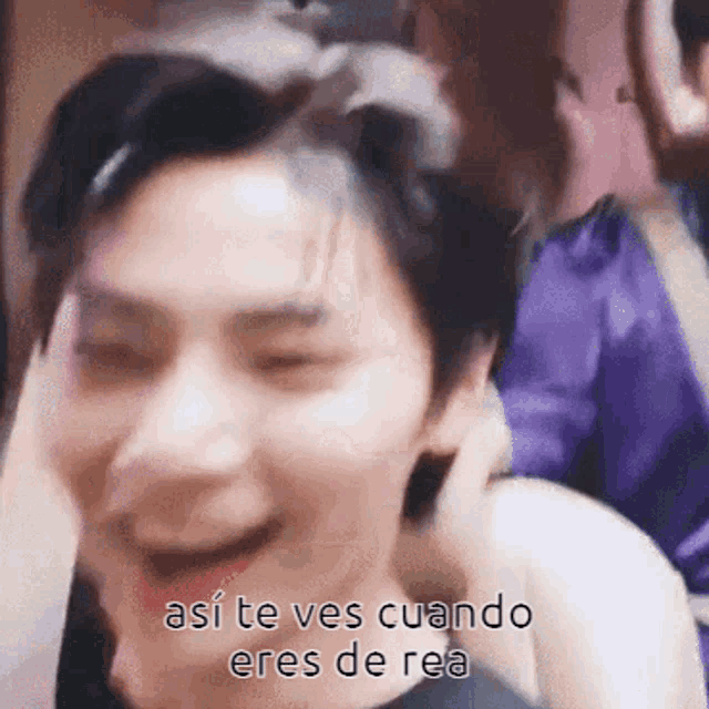 a close up of a person 's face with the words `` así te ves cuando eres de rea '' written on it