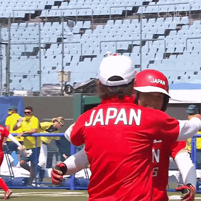 Give Me A Hug Naito Minori GIF - Give Me A Hug Naito Minori Japan Softball Team GIFs