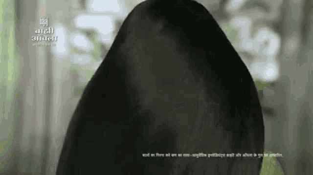 a close up of a person 's head with a foreign language on the bottom right
