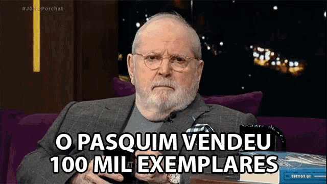 a man with glasses and a beard is sitting on a couch and says o pasquim vendeu 100 mil exemplares
