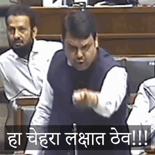 a man is giving a speech in a foreign language with a caption that says " ha chehra lashate teev "