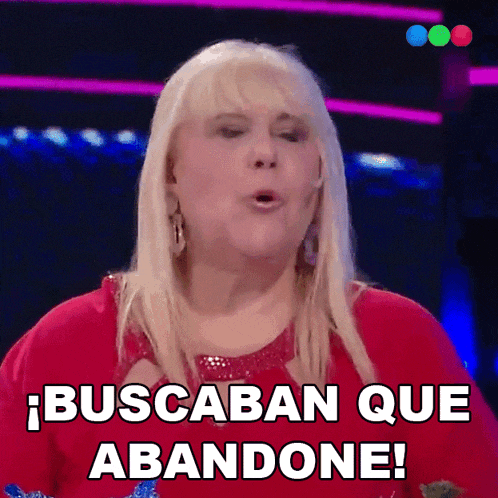a blonde woman in a red dress says buscaban que abandone