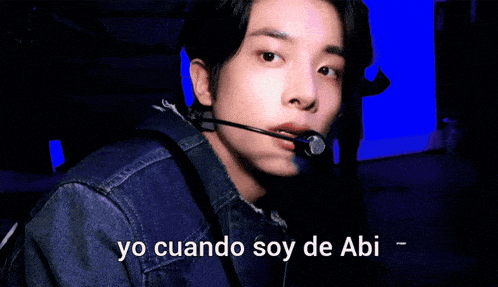 a man wearing a headset says yo cuando soy de abi in spanish