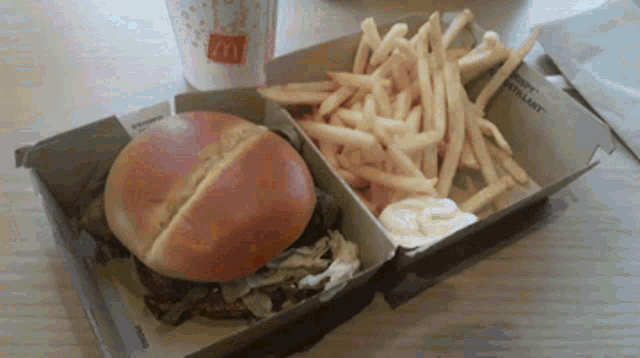 Mcdonalds Mccrispy GIF - Mcdonalds Mccrispy Chicken Sandwich GIFs