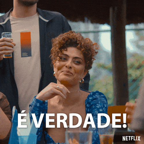 a woman sitting at a table with a man holding a drink and the words everdade on the bottom