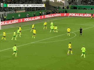 a soccer game between wolfsburg and dortmund with a score of 1-0