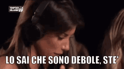 a woman wearing headphones says lo sai che sono debole ste '