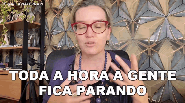 a woman wearing glasses says toda a hora a gente fica parando