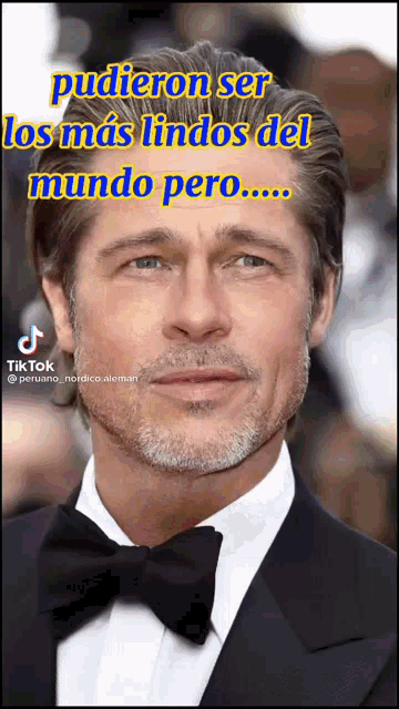 brad pitt is wearing a tuxedo and bow tie with a caption that says " pudieron ser los mas lindos del mundo pero ... "