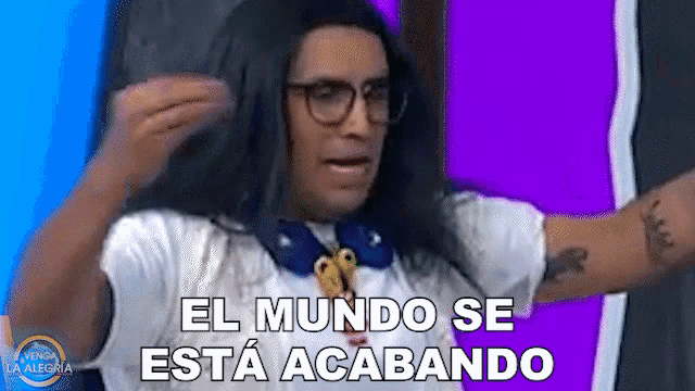 a man with long hair and glasses is making a funny face and says el mundo se esta acabando